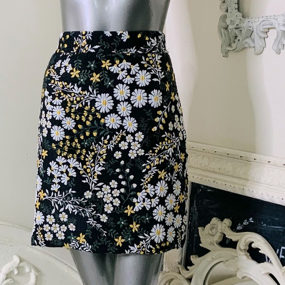 Daisy Embroidered Mini Skirt - Picture 9 of 10